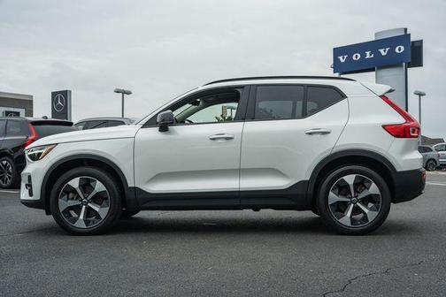 Crystal White Metallic 2023 Volvo XC40 B5 Plus Dark Theme