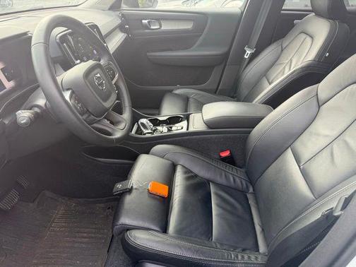 Crystal White Metallic 2023 Volvo XC40 B5 Plus Dark Theme