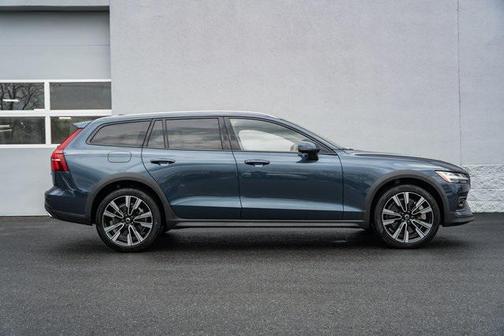 2022 Volvo V60 Cross Country T5