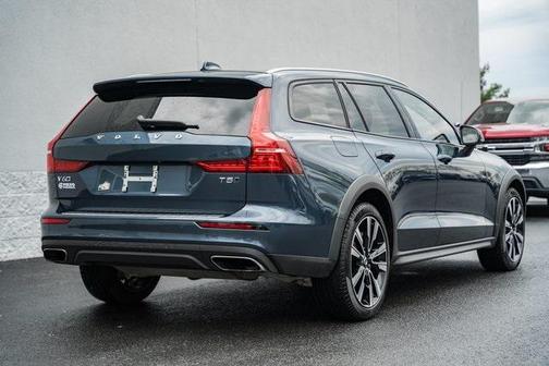 2022 Volvo V60 Cross Country T5