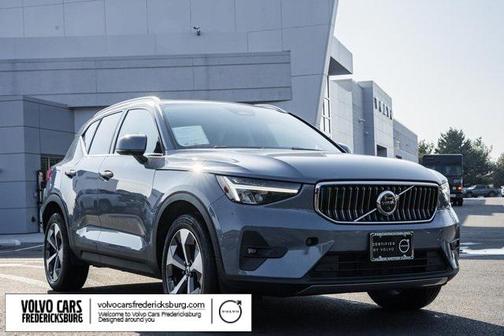 2023 Volvo XC40 B5 Plus Bright Theme