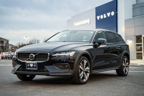 2023 Volvo V60 Cross Country B5 Plus