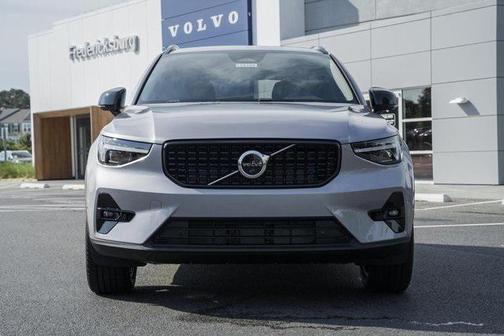 2026 Volvo XC40 Plus, B5 AWD Gas (mild hybrid), Dark