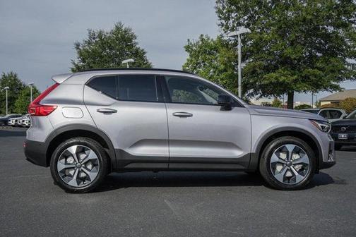 2026 Volvo XC40 Plus, B5 AWD Gas (mild hybrid), Dark
