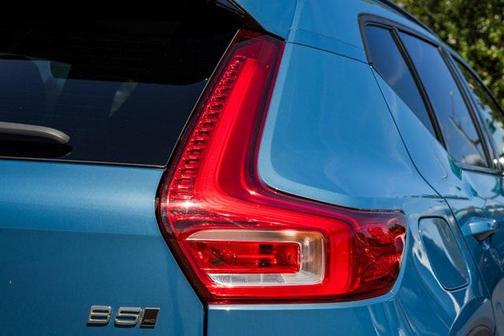 2023 Volvo XC40 B5 Plus Dark Theme