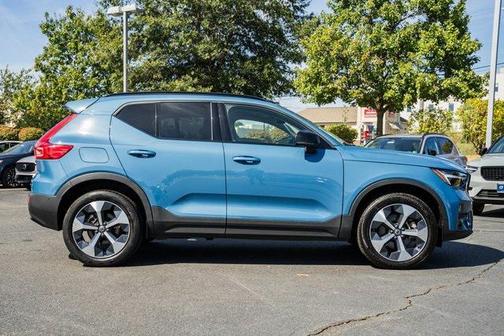 2023 Volvo XC40 B5 Plus Dark Theme