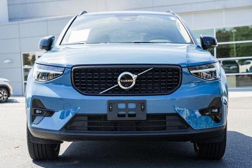 2023 Volvo XC40 B5 Plus Dark Theme