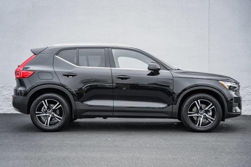 2025 Volvo XC40 B5 Core Bright Theme