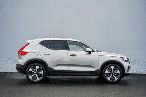 2025 Volvo XC40 B5 Plus Bright Theme