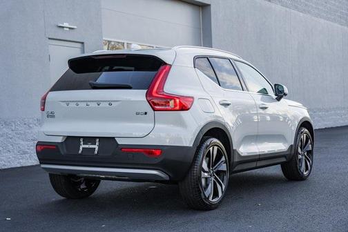 2025 Volvo XC40 B5 Ultra Bright Theme