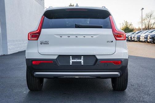 2025 Volvo XC40 B5 Ultra Bright Theme