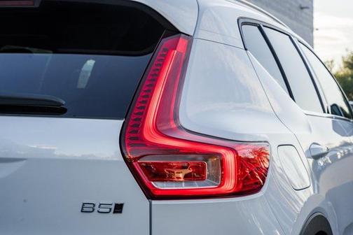 2025 Volvo XC40 B5 Ultra Bright Theme