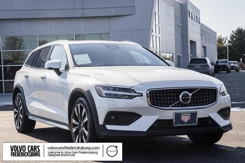 2024 Volvo V60 Cross Country B5 Ultimate