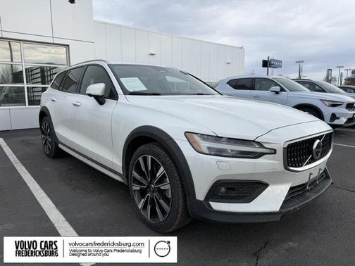 2024 Volvo V60 Cross Country B5 Ultimate