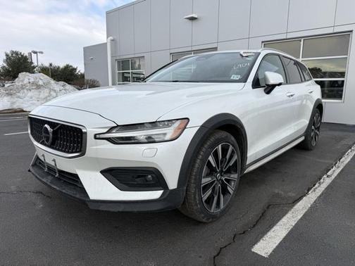 2024 Volvo V60 Cross Country B5 Ultimate