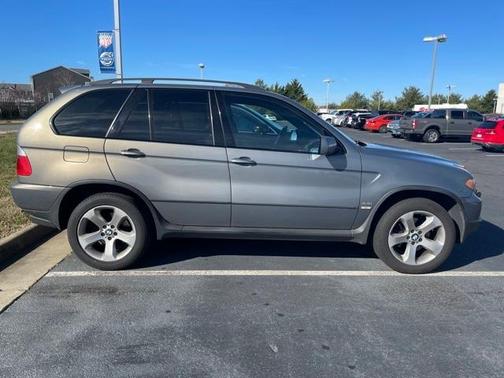 Photo 2 of 10 of 2006 BMW X5 4.4i