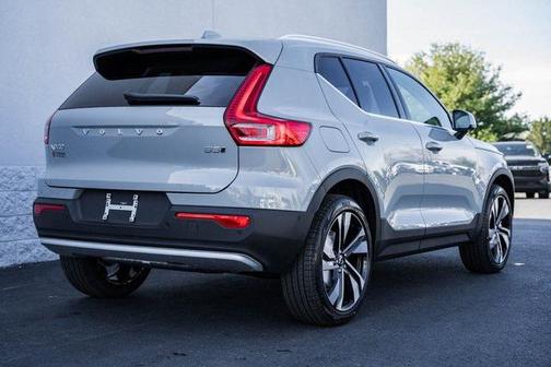 2025 Volvo XC40 B5 Ultra Bright Theme