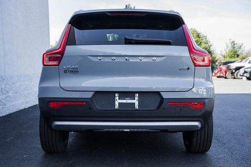 2025 Volvo XC40 B5 Ultra Bright Theme