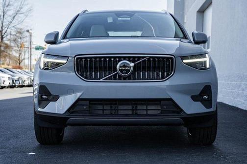 2025 Volvo XC40 B5 Ultra Bright Theme