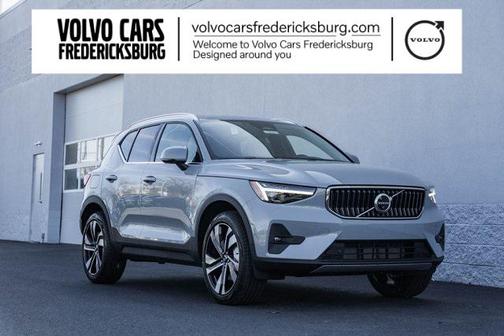 2025 Volvo XC40 B5 Ultra Bright Theme