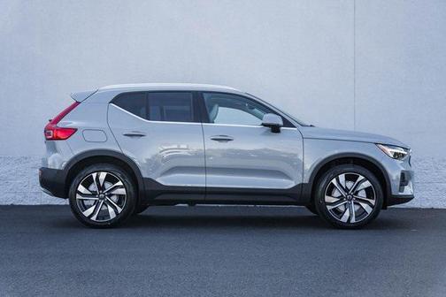 2025 Volvo XC40 B5 Ultra Bright Theme