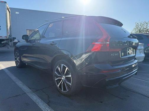 Onyx Black Metallic 2024 Volvo XC60 B5 Plus Dark Theme