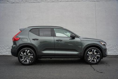 2026 Volvo XC40 Ultra, B5 AWD Gas (mild hybrid), Dark