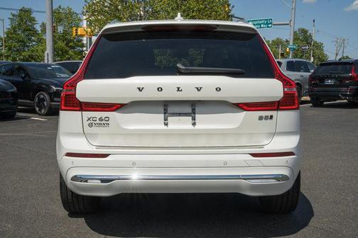 Crystal White Metallic 2022 Volvo XC60 B5 Inscription