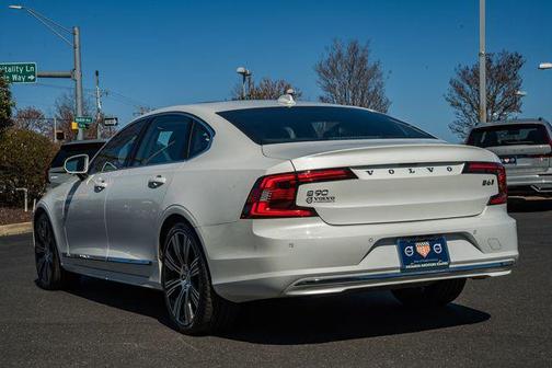 Crystal White Metallic 2023 Volvo S90 B6 Ultimate