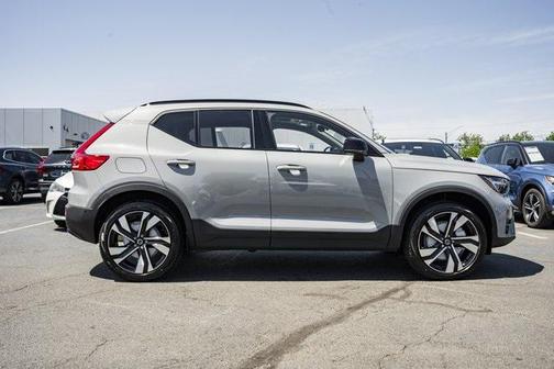 2025 Volvo XC40 B5 Plus Dark Theme