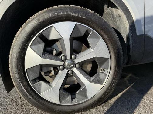 2024 Volvo XC40 B5 Plus Dark Theme