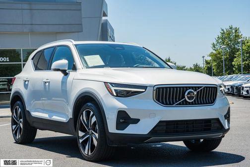 Crystal White Pearl 2025 Volvo XC40 B5 Plus Bright Theme