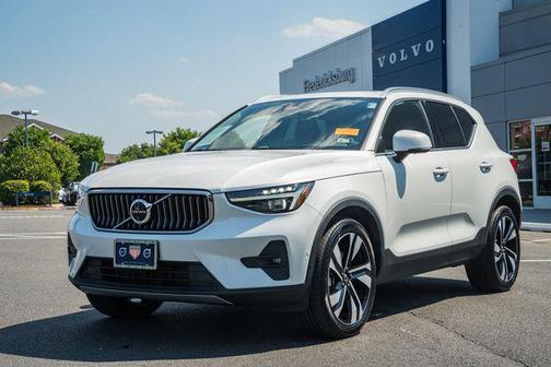 Crystal White Metallic 2024 Volvo XC40 B5 Ultimate Bright Theme