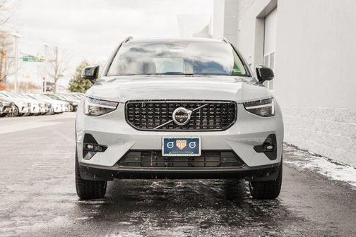 2025 Volvo XC40 B5 Ultra Dark Theme