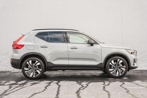 2025 Volvo XC40 B5 Ultra Dark Theme