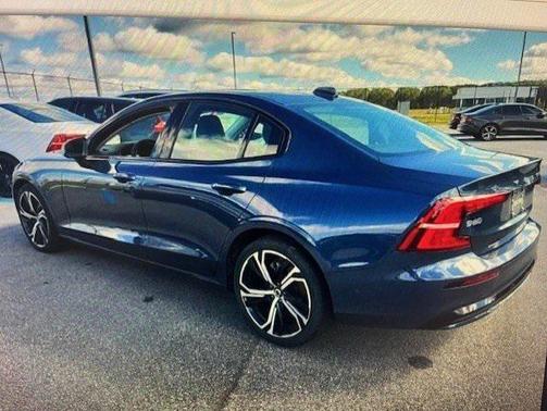 2024 Volvo S60 B5 Plus Dark Theme