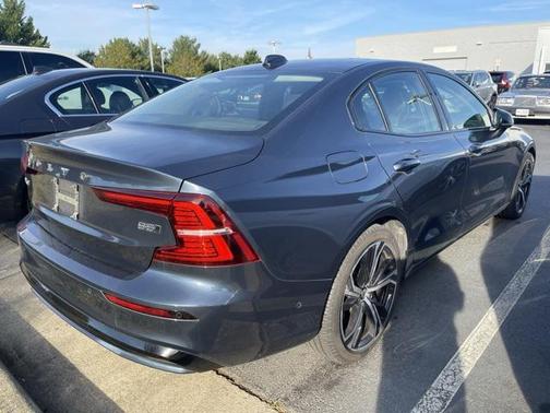 2024 Volvo S60 B5 Plus Dark Theme