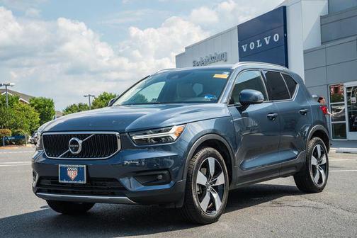 Denim Blue Metallic 2022 Volvo XC40 T5 Momentum