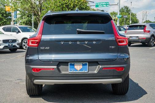 Denim Blue Metallic 2022 Volvo XC40 T5 Momentum