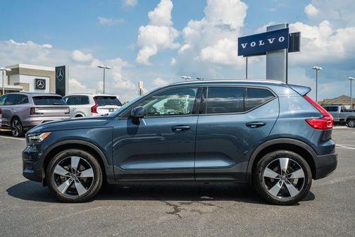 Denim Blue Metallic 2022 Volvo XC40 T5 Momentum
