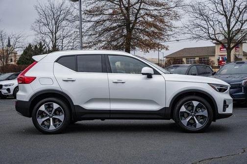 2025 Volvo XC40 B5 Plus Bright Theme
