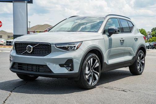 Vapour Grey Metallic 2026 Volvo XC40 Plus, B5 AWD Gas (mild hybrid), Dark