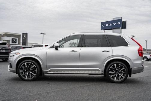2022 Volvo XC90 T6 Momentum