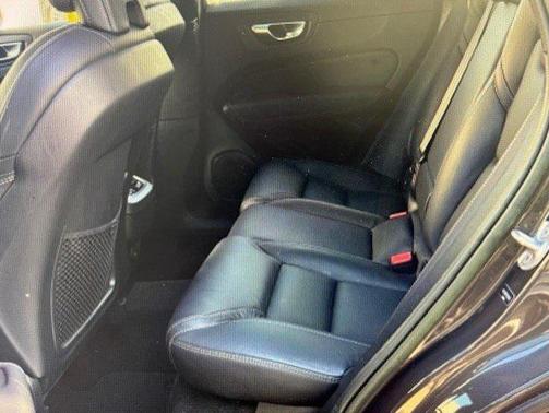 2023 Volvo XC60 B5 Ultimate Bright Theme
