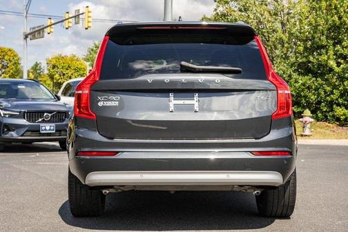 2022 Volvo XC90 T6 Momentum