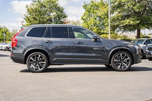 2022 Volvo XC90 T6 Momentum