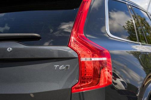 2022 Volvo XC90 T6 Momentum
