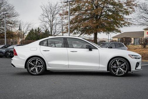 2023 Volvo S60 B5 Plus Dark Theme