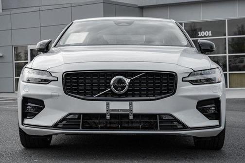 2023 Volvo S60 B5 Plus Dark Theme