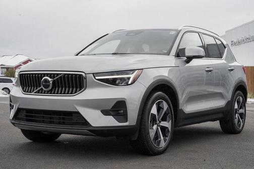 2023 Volvo XC40 B5 Plus Bright Theme